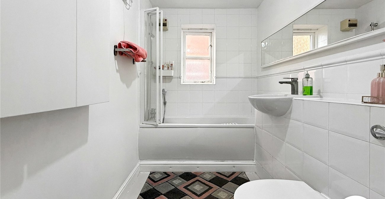 2 bedroom property to rent in London | Robinson Jackson