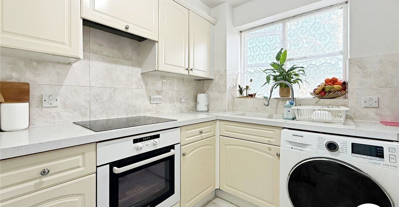 2 bedroom property to rent in London | Robinson Jackson