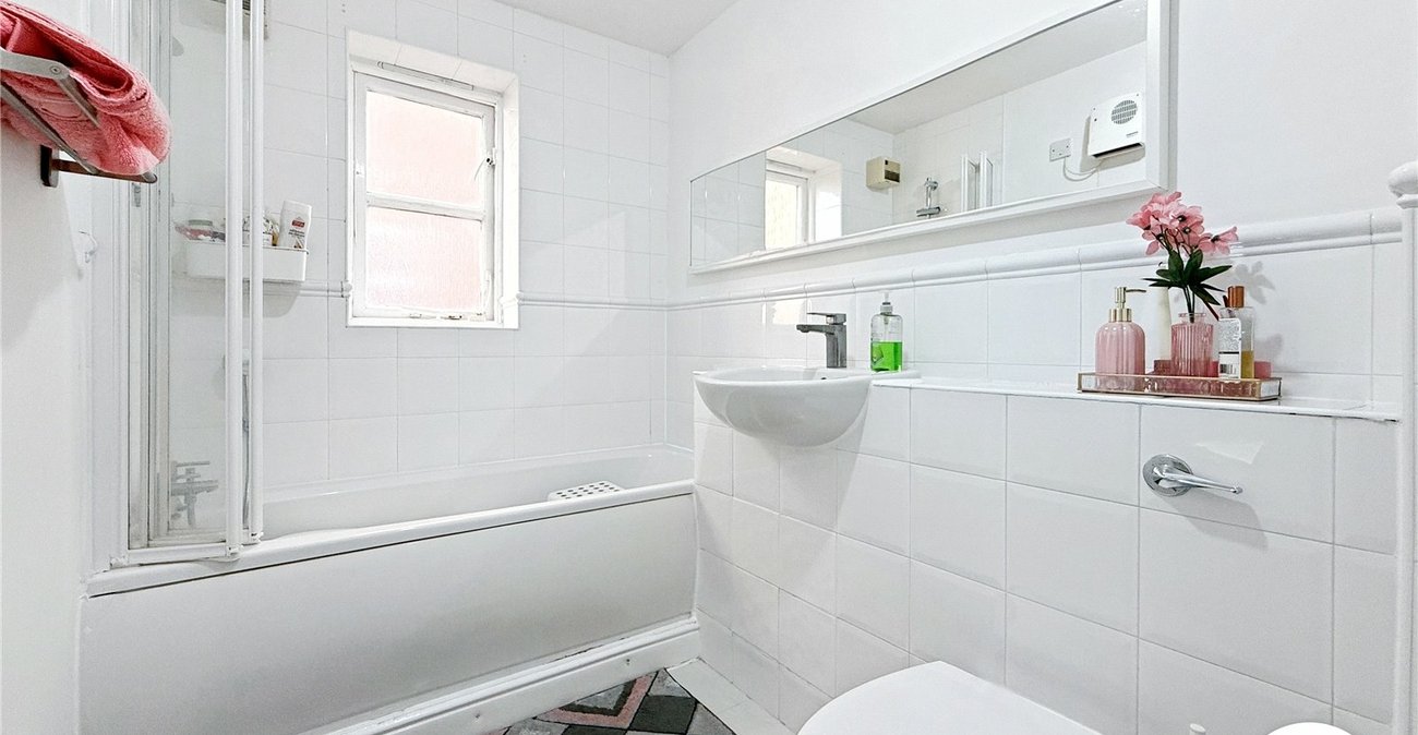 2 bedroom property to rent in London | Robinson Jackson