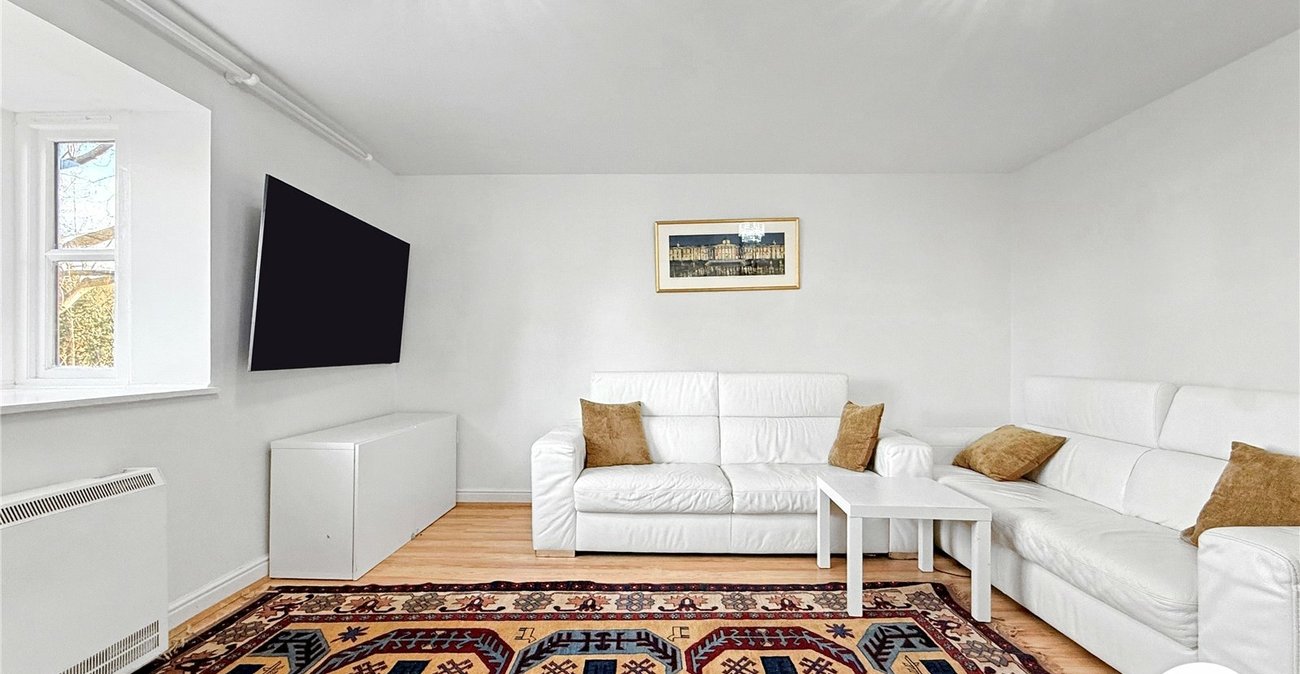 2 bedroom property to rent in London | Robinson Jackson