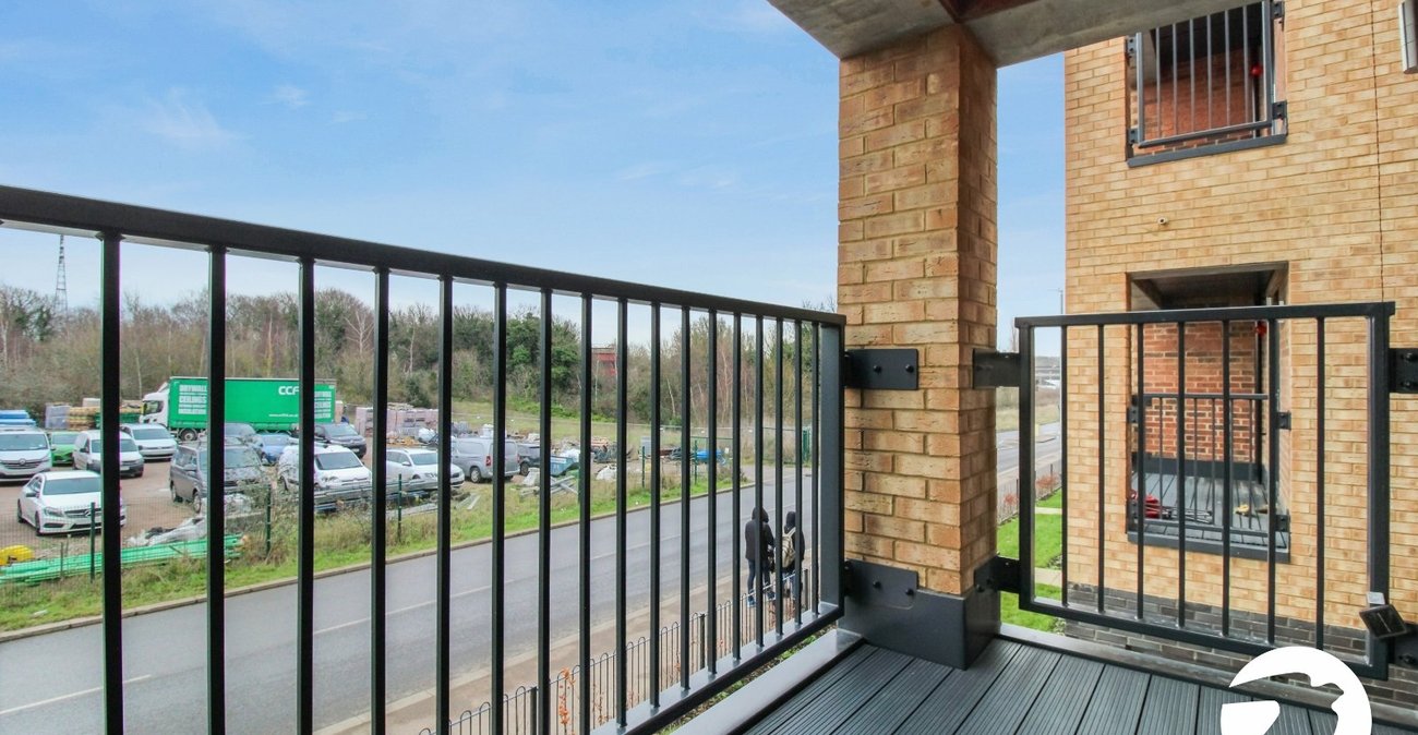 2 bedroom property to rent in Greenhithe | Robinson Michael & Jackson