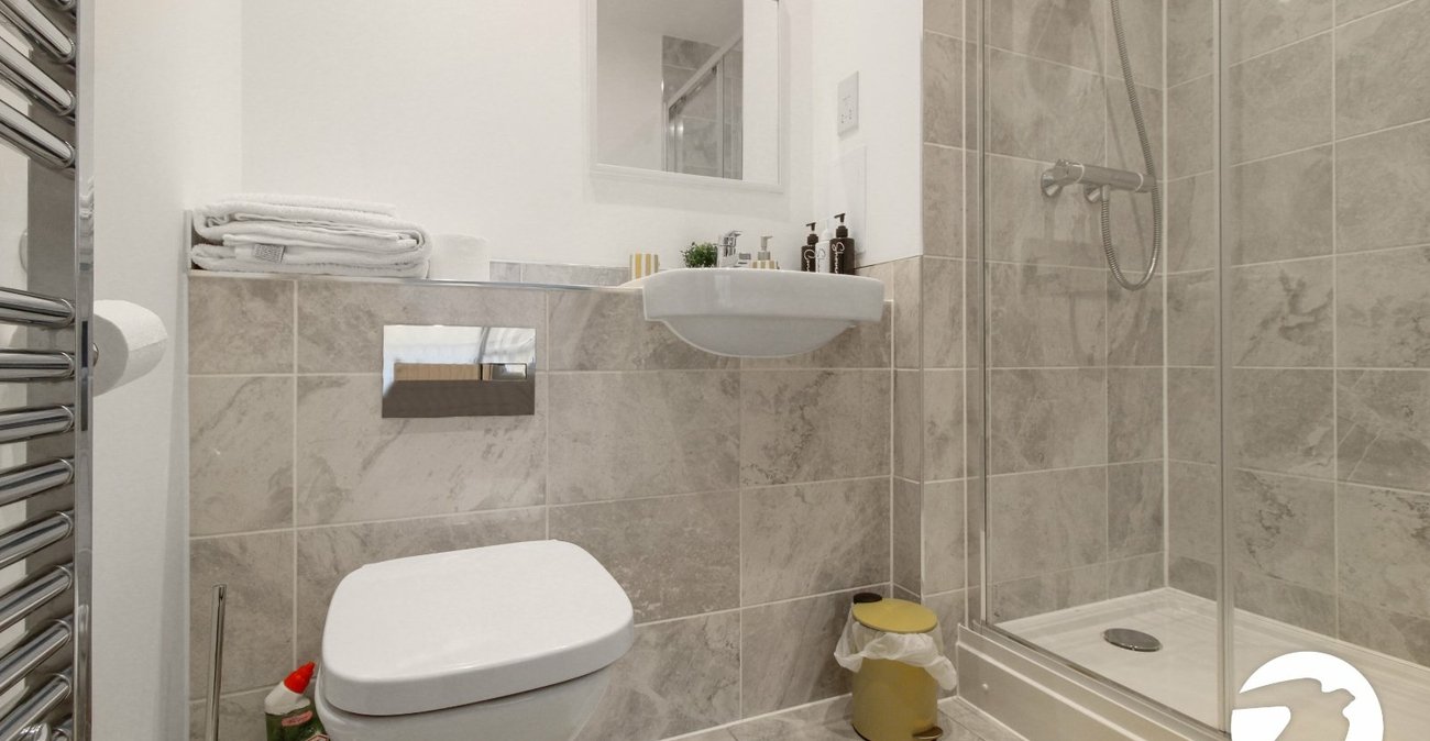 2 bedroom property to rent in Greenhithe | Robinson Michael & Jackson