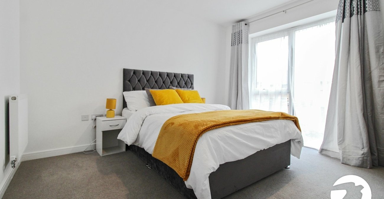 2 bedroom property to rent in Greenhithe | Robinson Michael & Jackson
