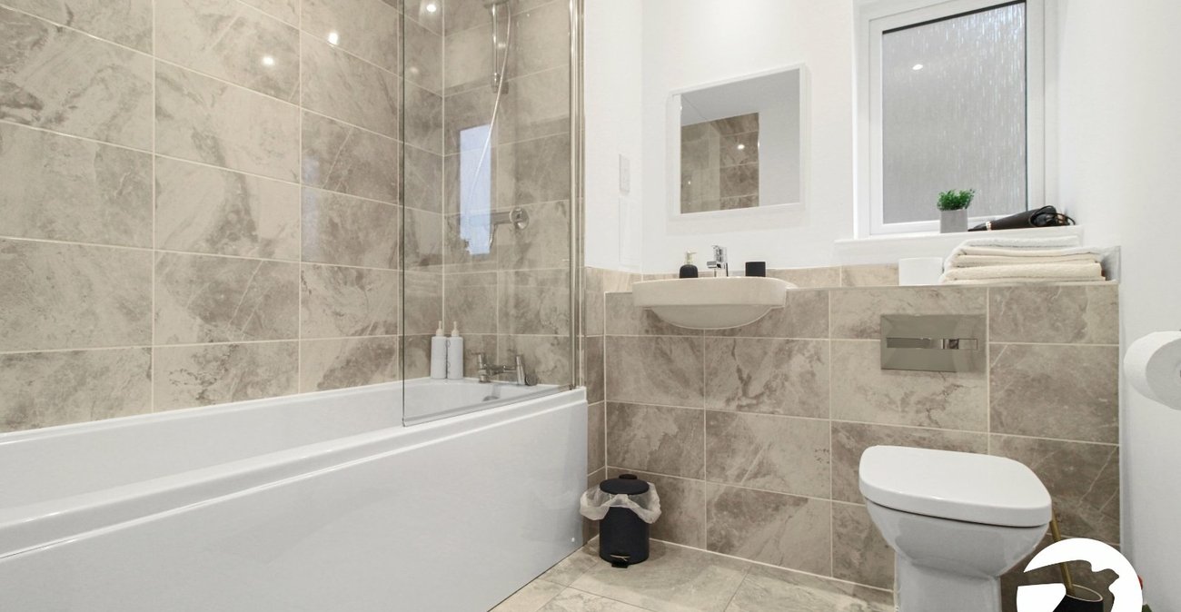 2 bedroom property to rent in Greenhithe | Robinson Michael & Jackson