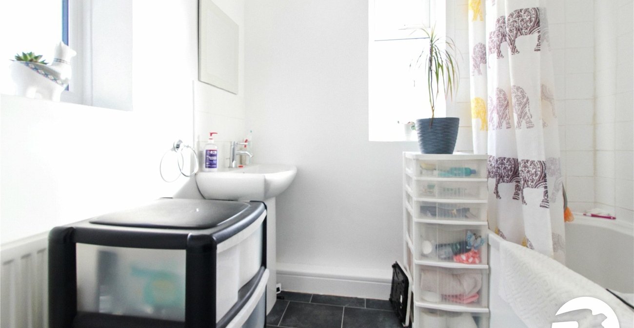 3 bedroom house to rent in Swanscombe | Robinson Michael & Jackson