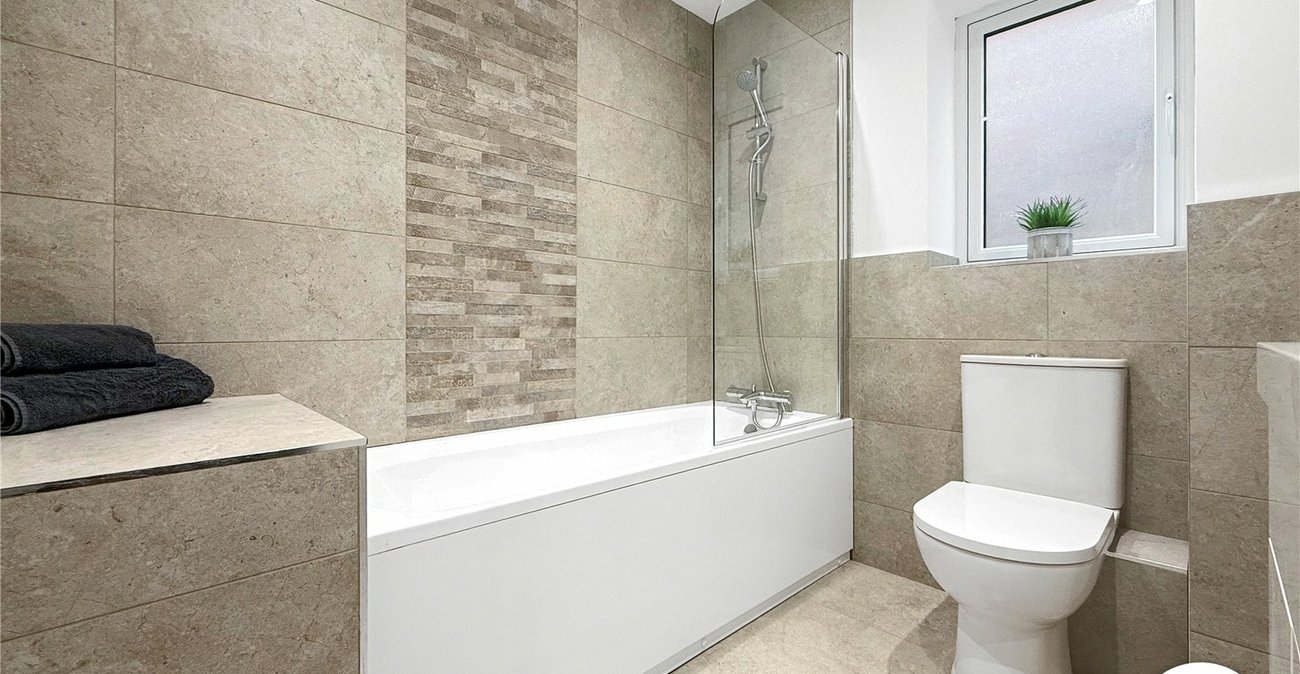 2 bedroom property to rent in Upnor | Robinson Michael & Jackson