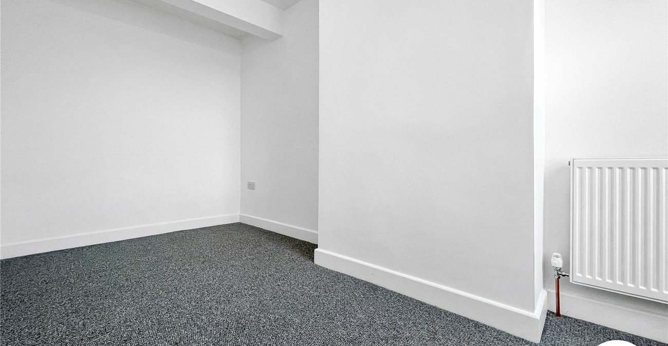 3 bedroom house to rent in Wainscott | Robinson Michael & Jackson