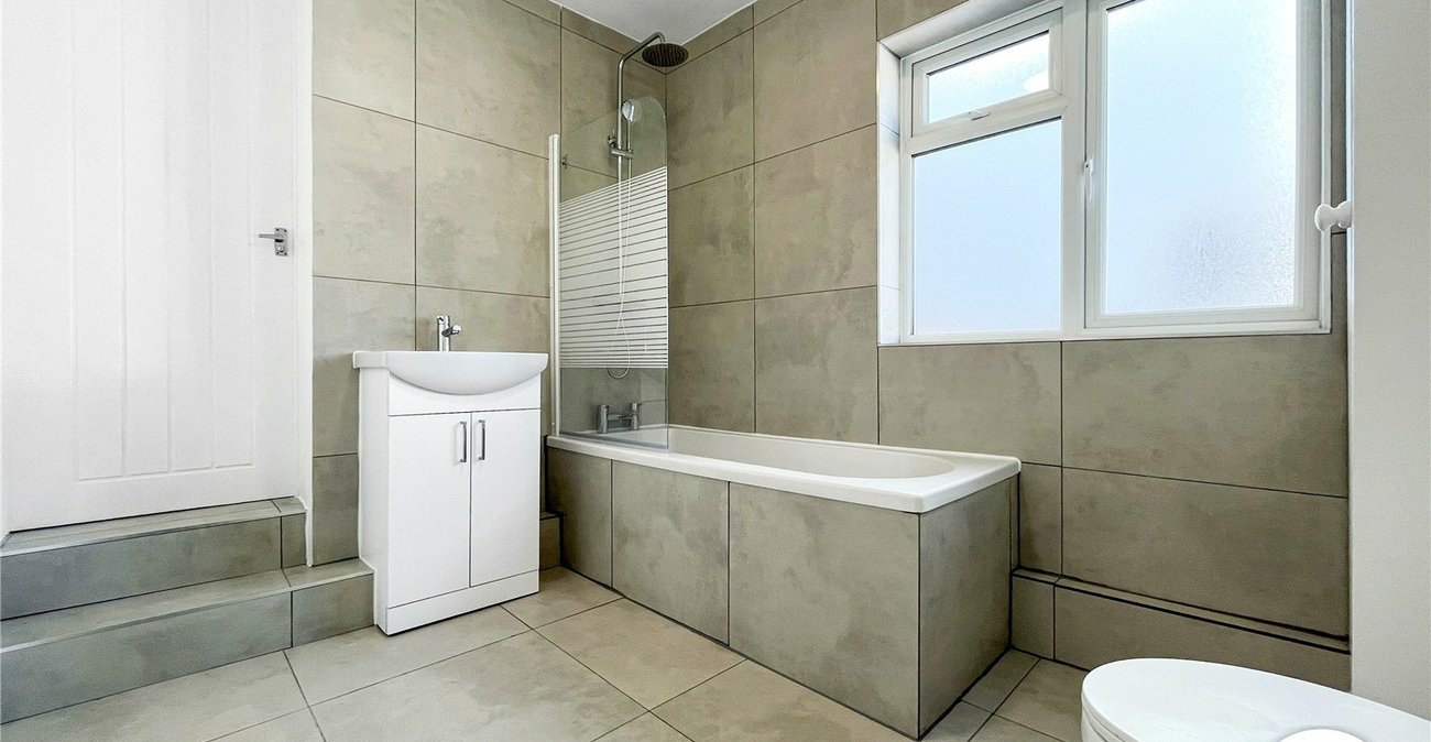 3 bedroom house to rent in Wainscott | Robinson Michael & Jackson