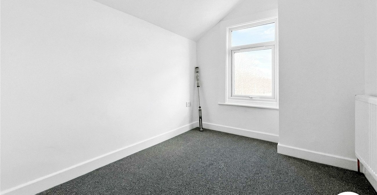 3 bedroom house to rent in Wainscott | Robinson Michael & Jackson