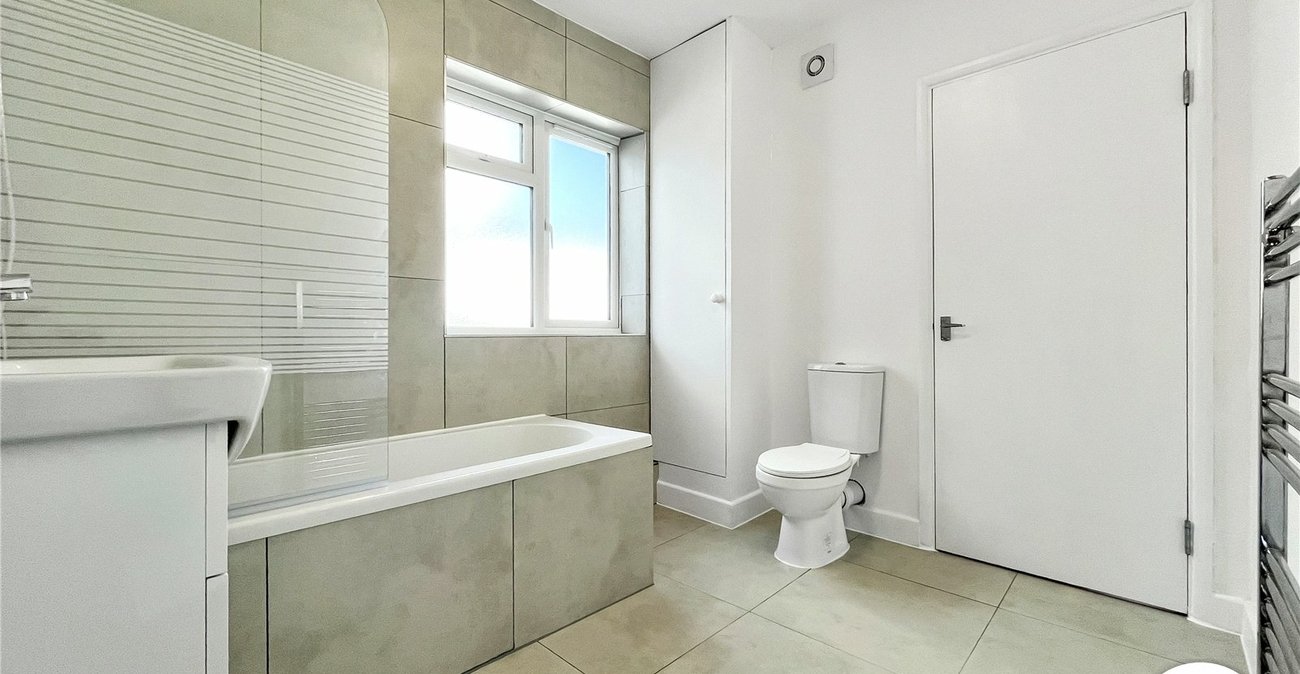 3 bedroom house to rent in Wainscott | Robinson Michael & Jackson