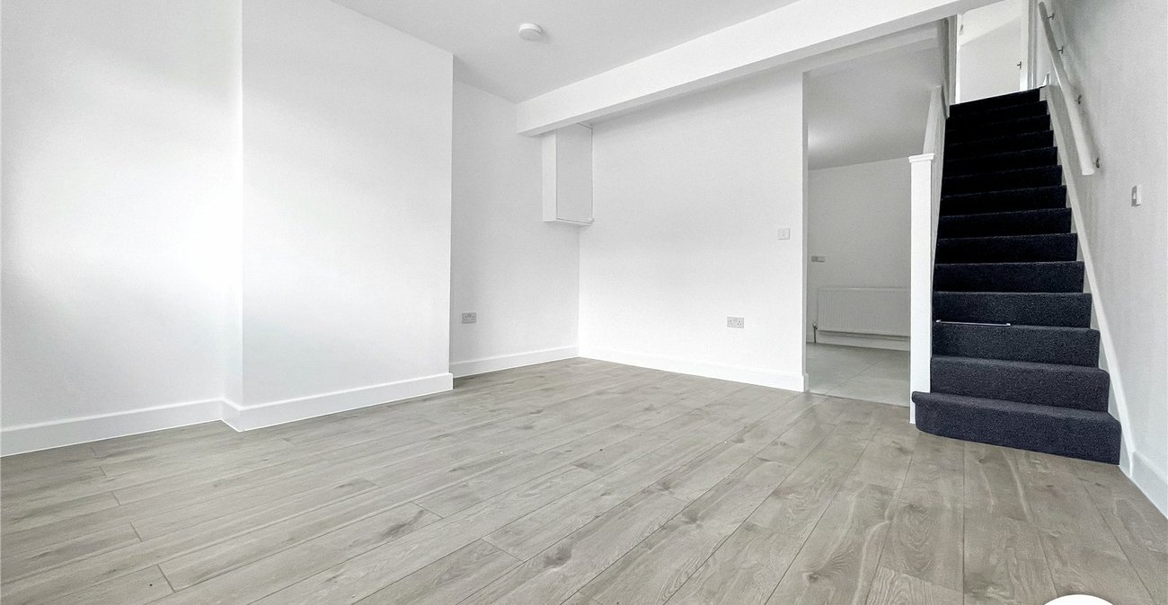 3 bedroom house to rent in Wainscott | Robinson Michael & Jackson