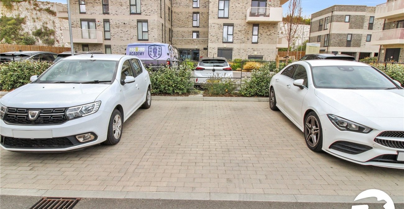 2 bedroom property to rent in Western Cross | Robinson Michael & Jackson