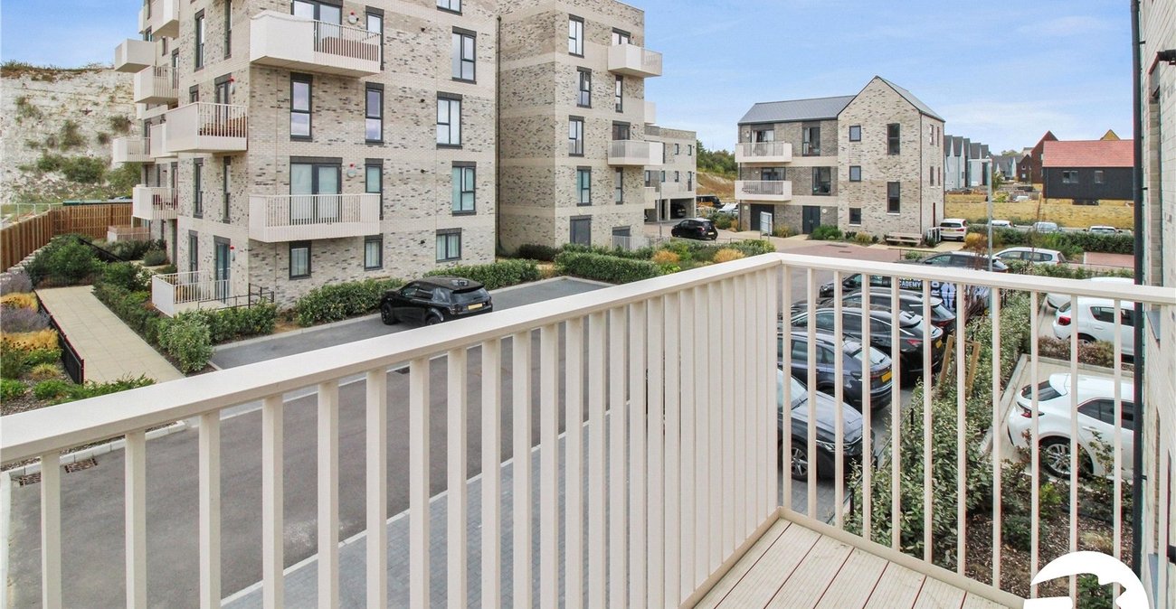 2 bedroom property to rent in Western Cross | Robinson Michael & Jackson