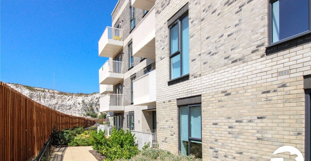 2 bedroom property to rent in Western Cross | Robinson Michael & Jackson