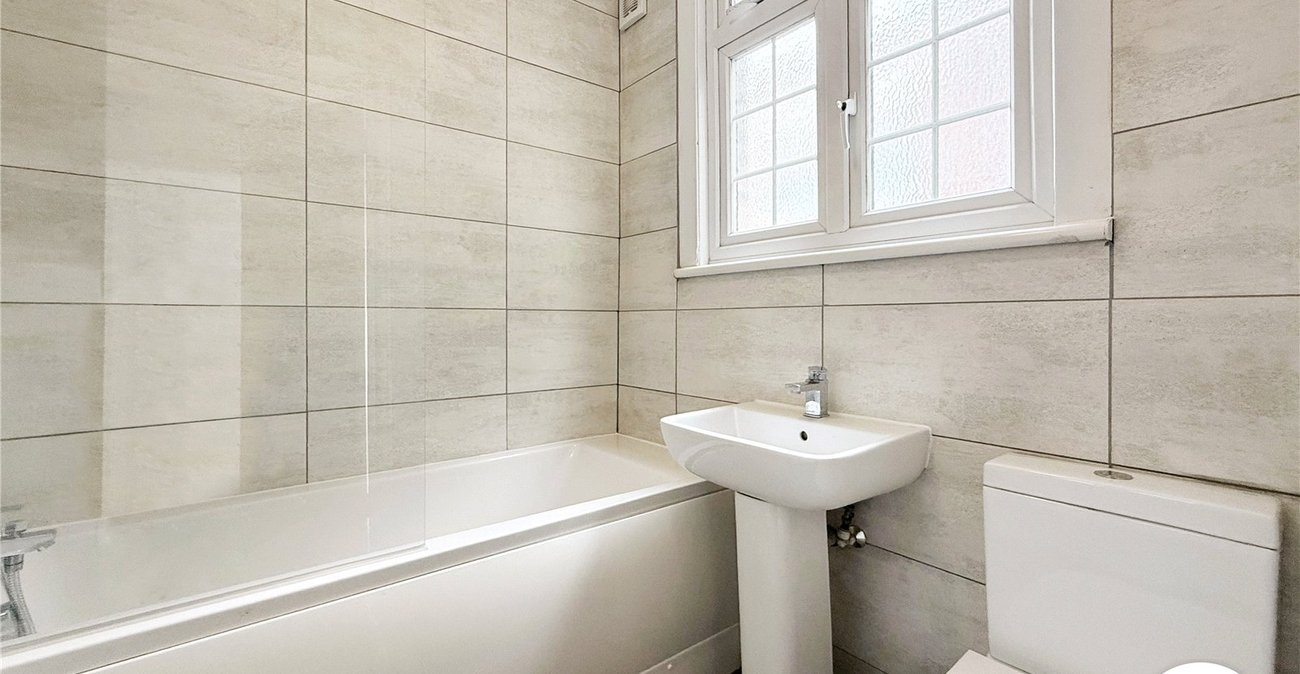 3 bedroom property to rent in London | Robinson Jackson
