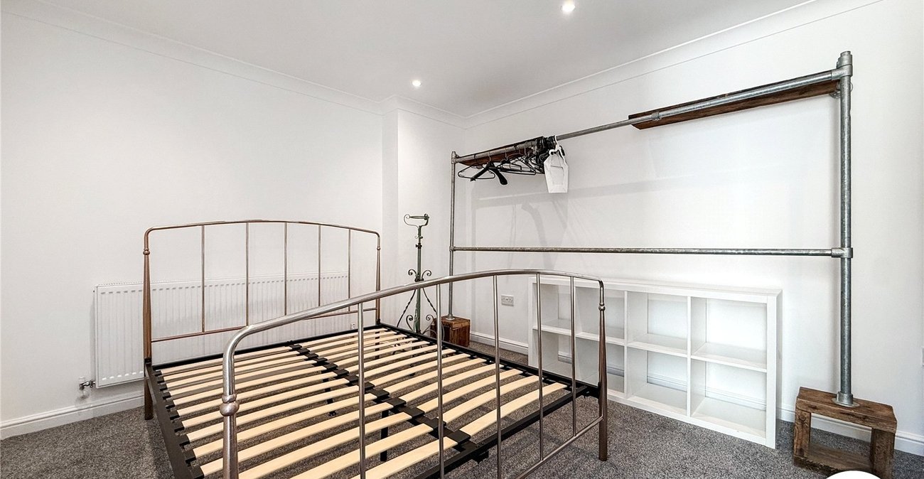 2 bedroom property to rent in Sydenham | Robinson Jackson