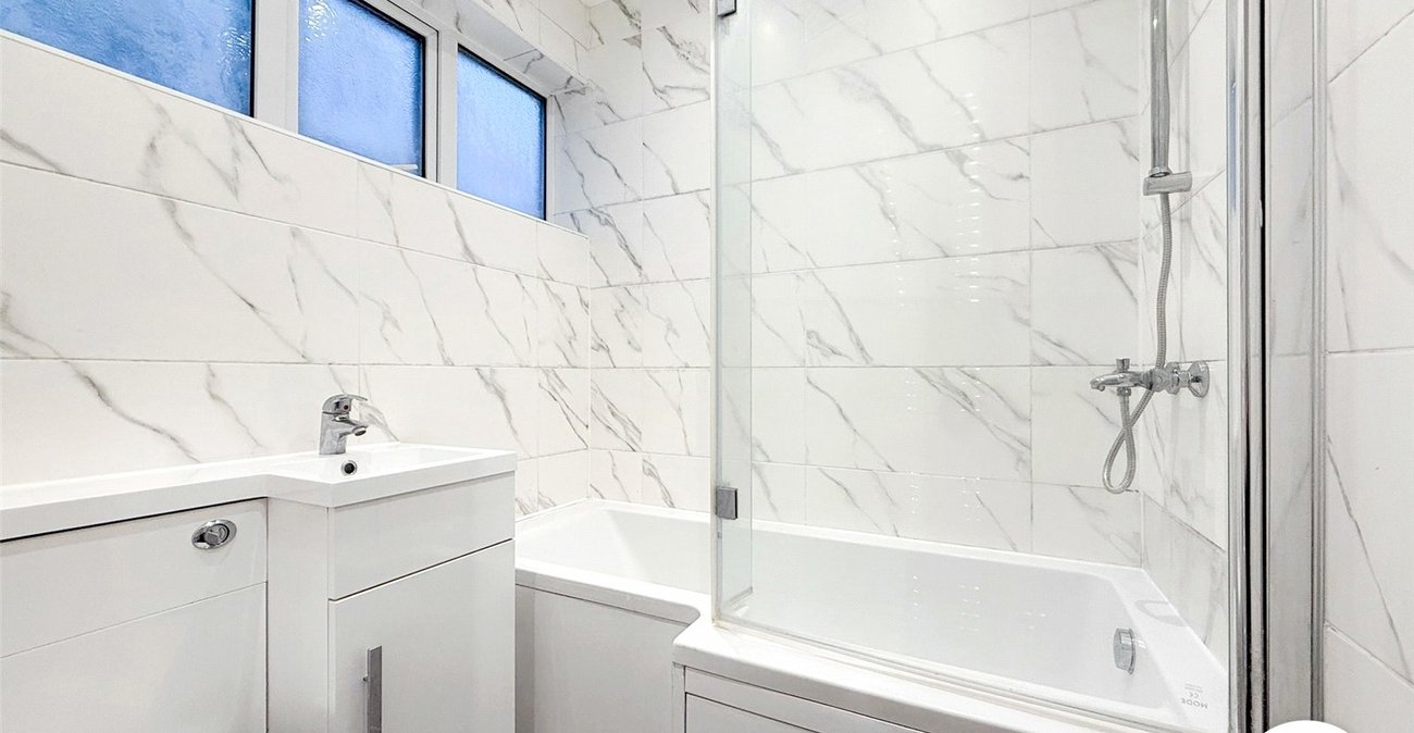 2 bedroom property to rent in London | Robinson Jackson