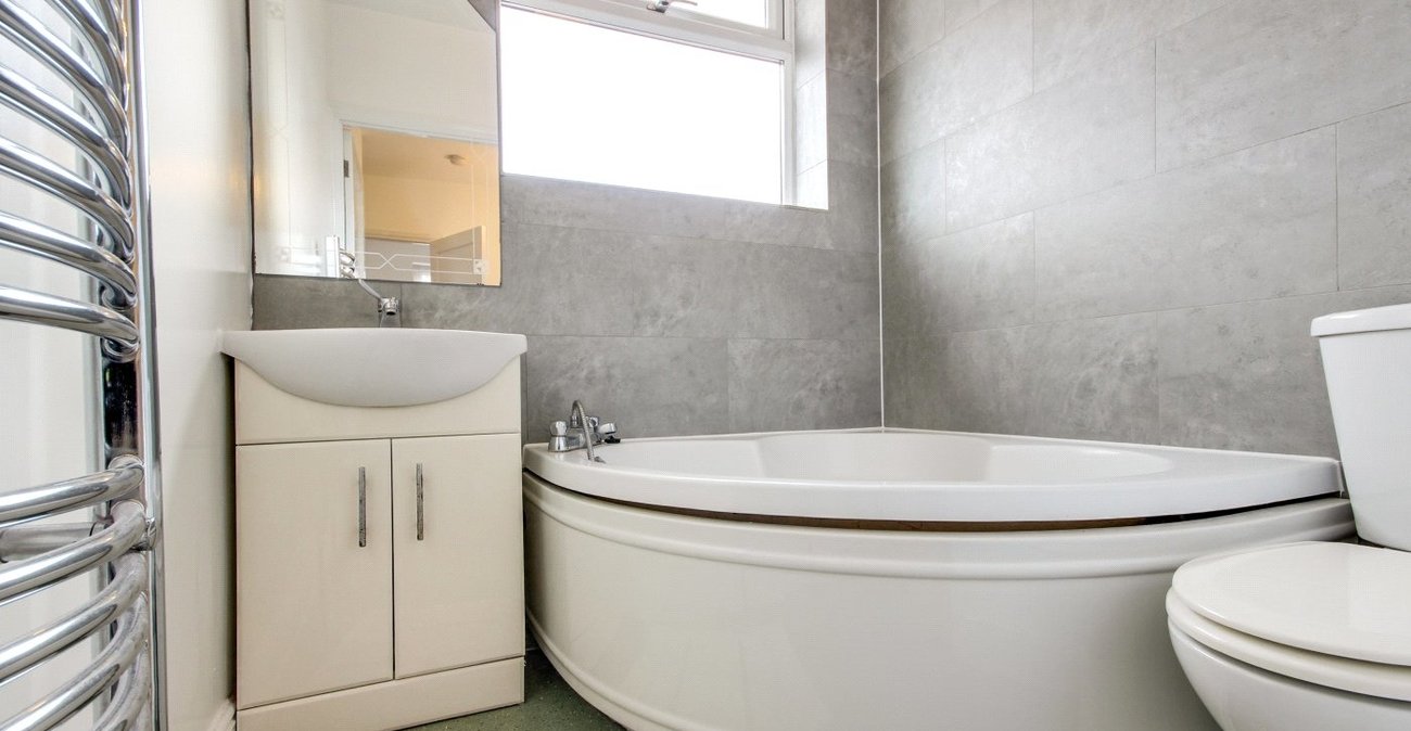 3 bedroom house to rent in London | Robinson Jackson