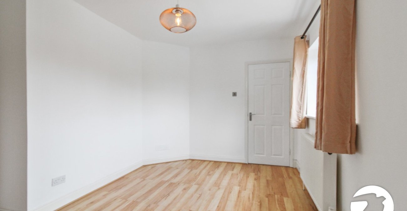 3 bedroom house to rent in London | Robinson Jackson