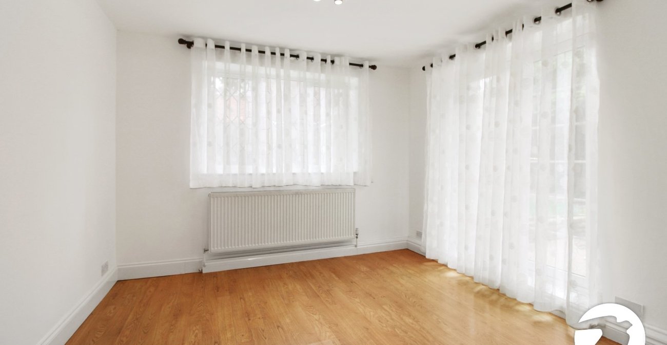 3 bedroom house to rent in London | Robinson Jackson