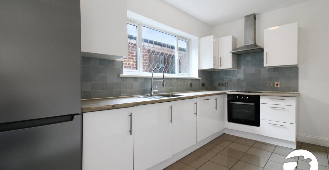 3 bedroom house to rent in London | Robinson Jackson