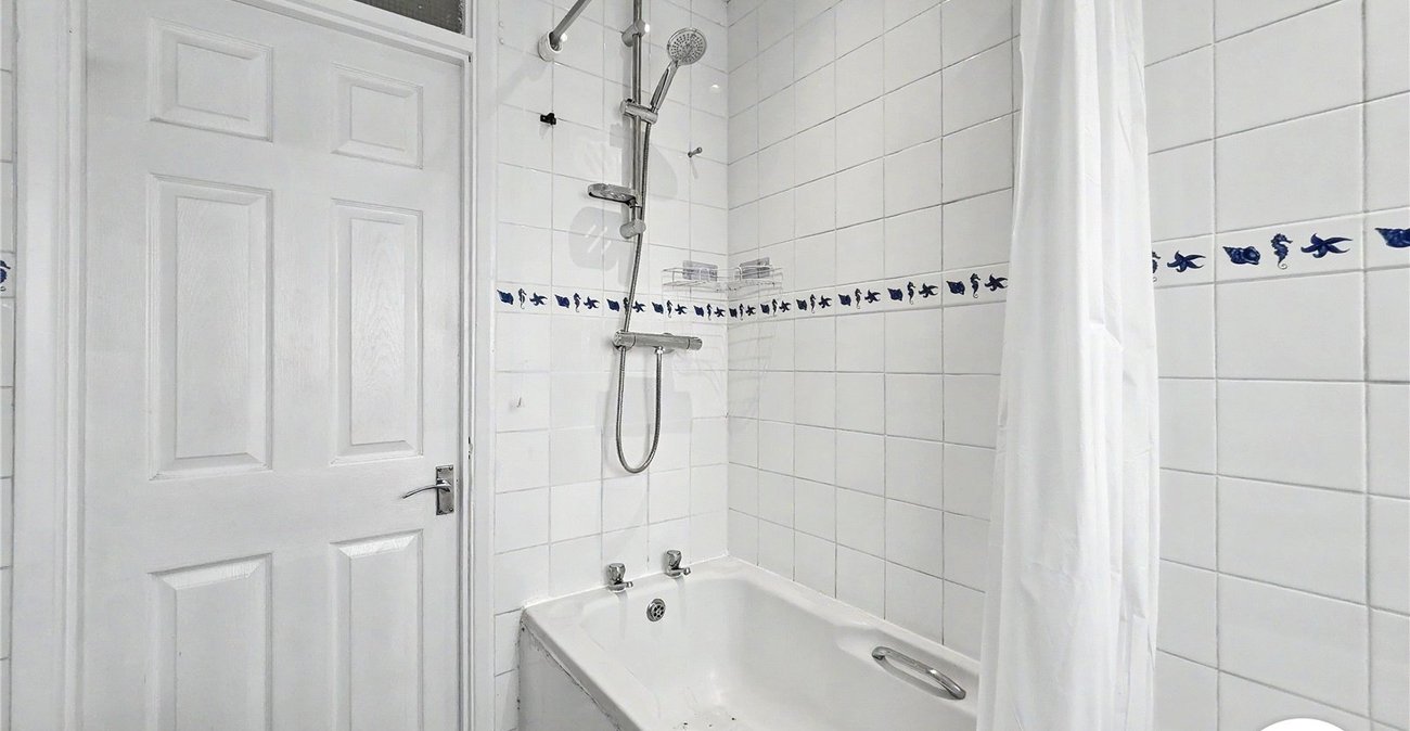 2 bedroom property to rent in London | Robinson Jackson