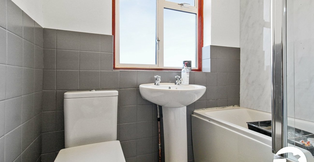 4 bedroom house to rent in Gravesend | Robinson Michael & Jackson