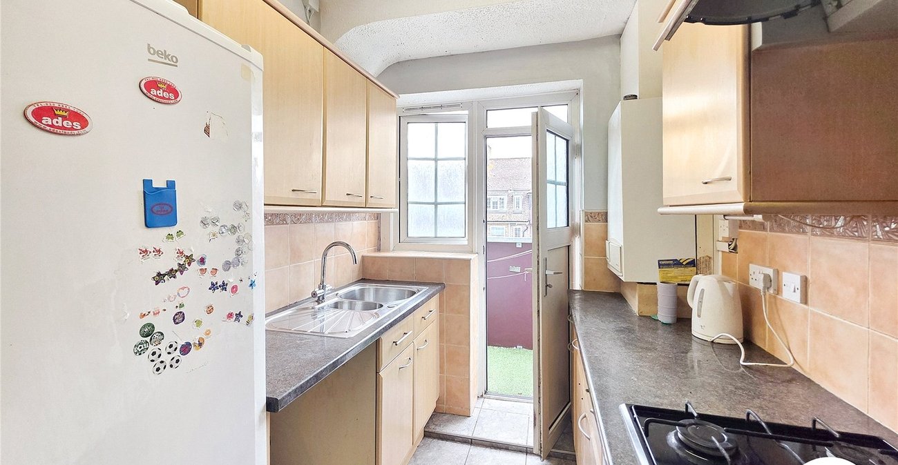 2 bedroom property to rent in London | Robinson Jackson