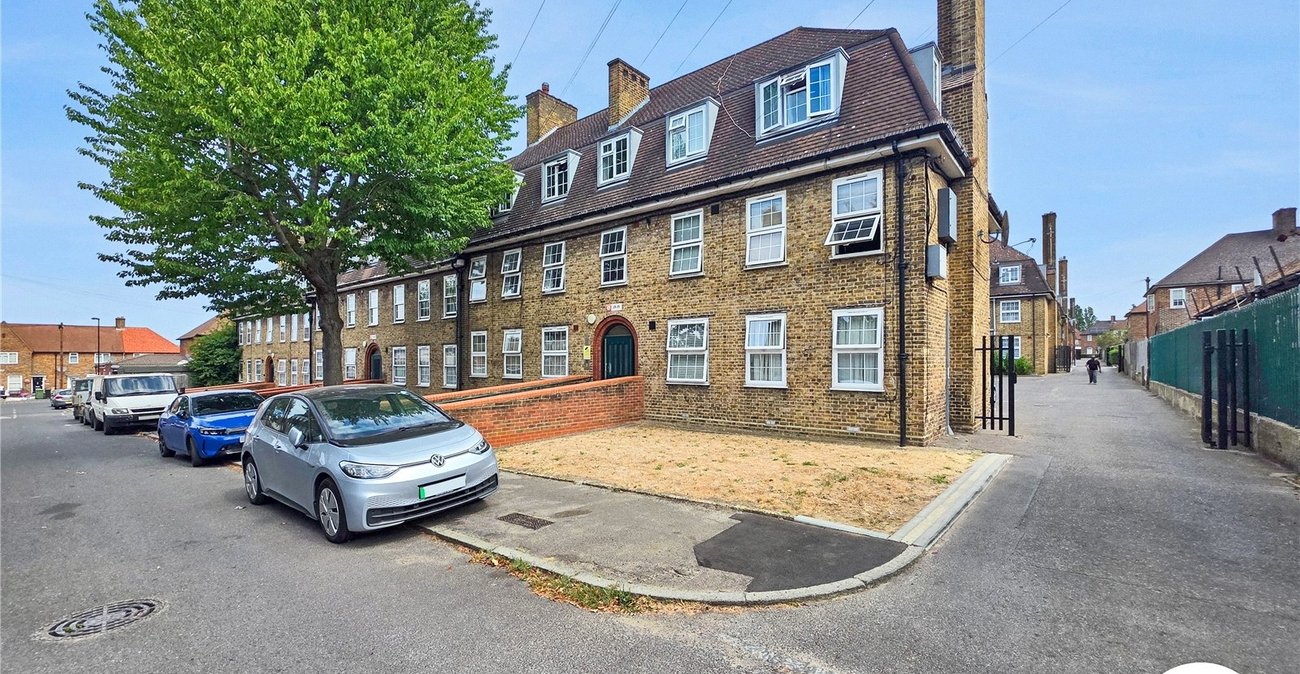 2 bedroom property to rent in London | Robinson Jackson