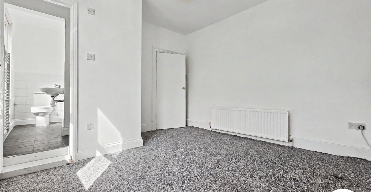 5 bedroom house to rent in London | Robinson Jackson
