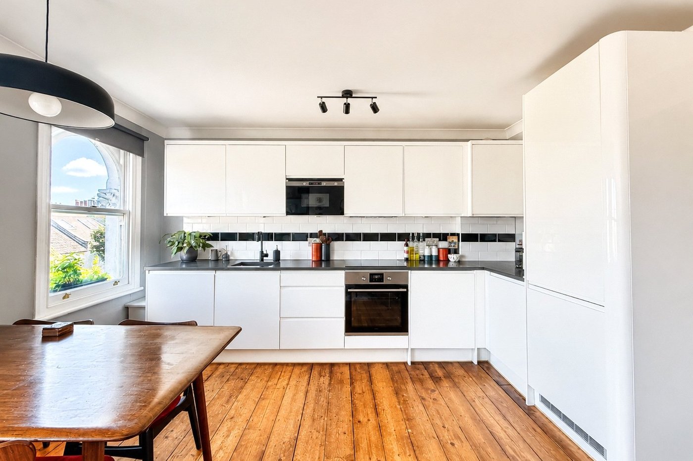2 bedroom property for sale in London | Robinson Jackson