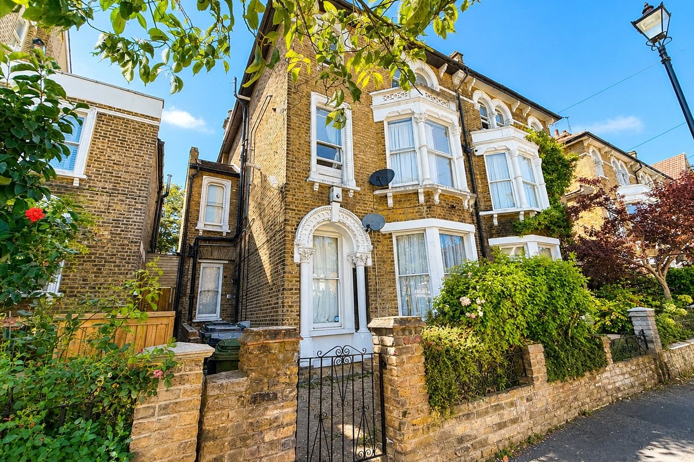 2 bedroom property for sale in London | Robinson Jackson