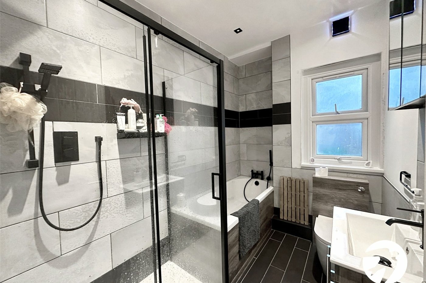 2 bedroom property for sale in London | Robinson Jackson