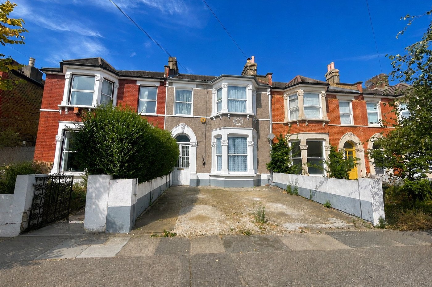 3 bedroom house for sale in London | Robinson Jackson