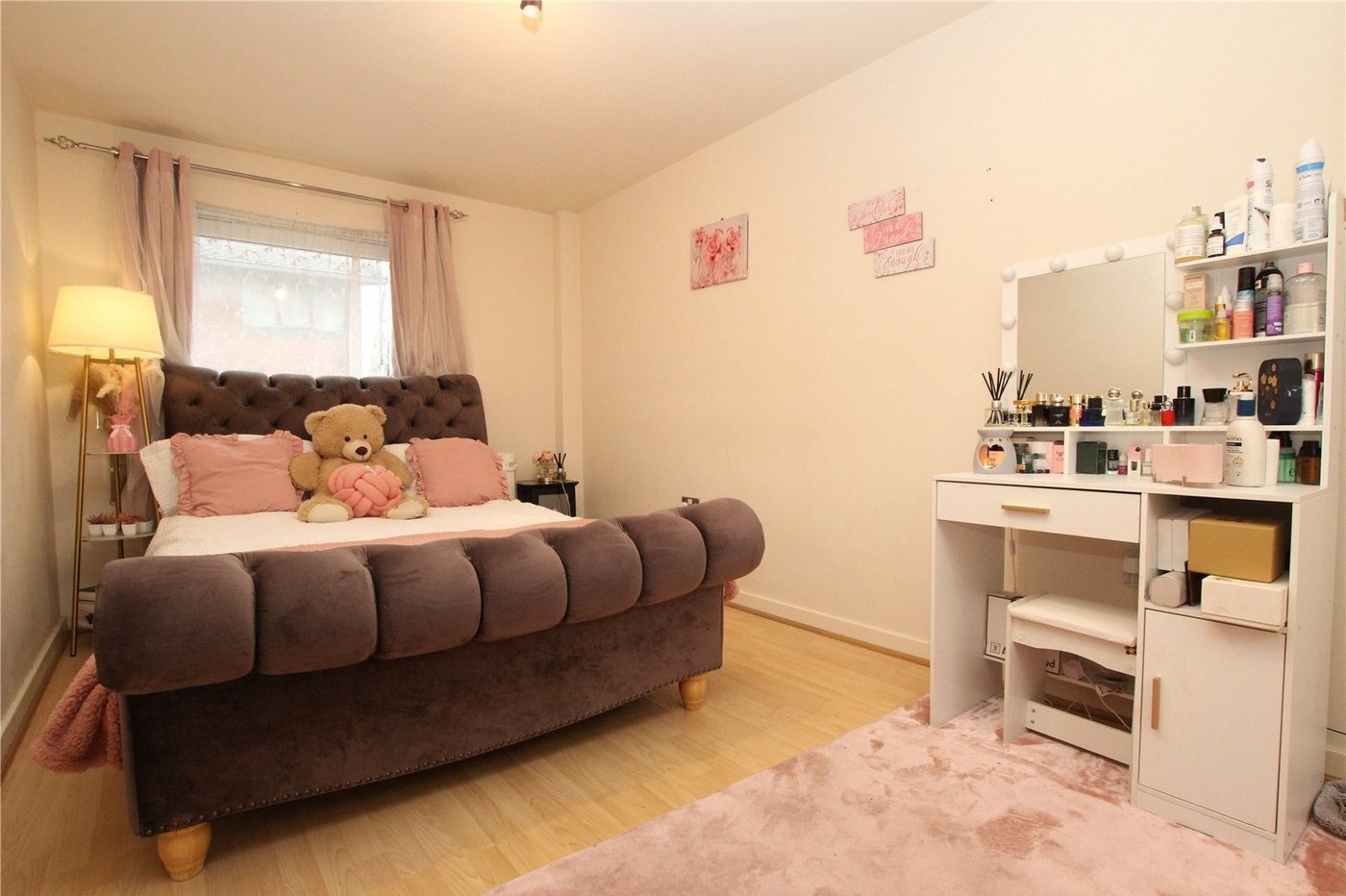 2 bedroom property for sale in London | Robinson Jackson