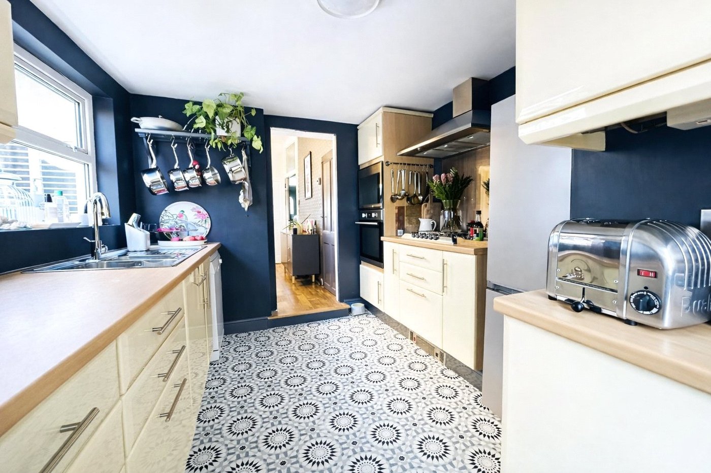 2 bedroom house for sale in London | Robinson Jackson