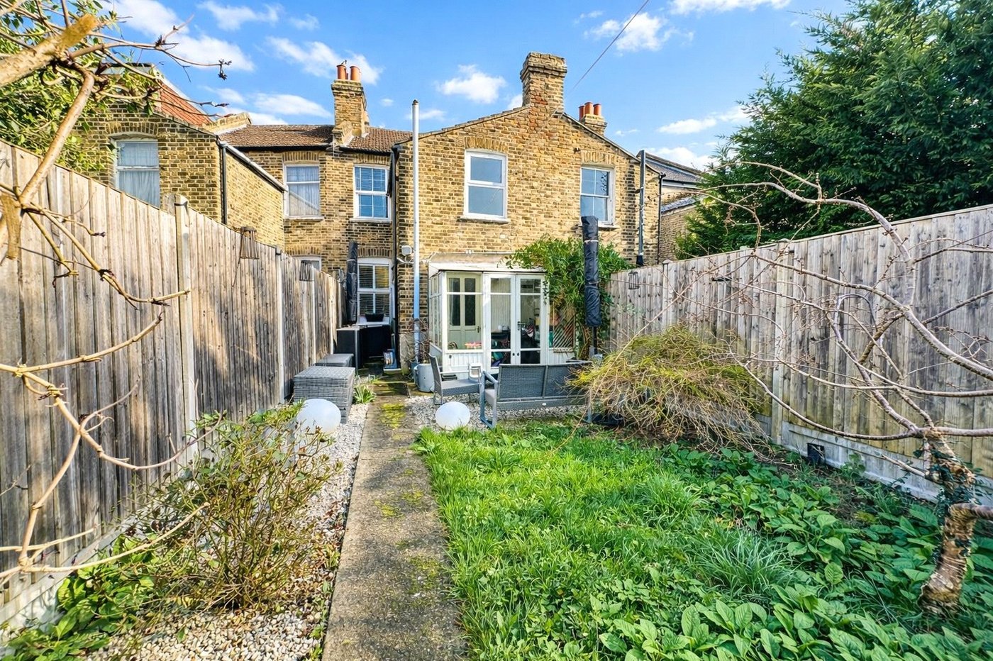 2 bedroom house for sale in London | Robinson Jackson