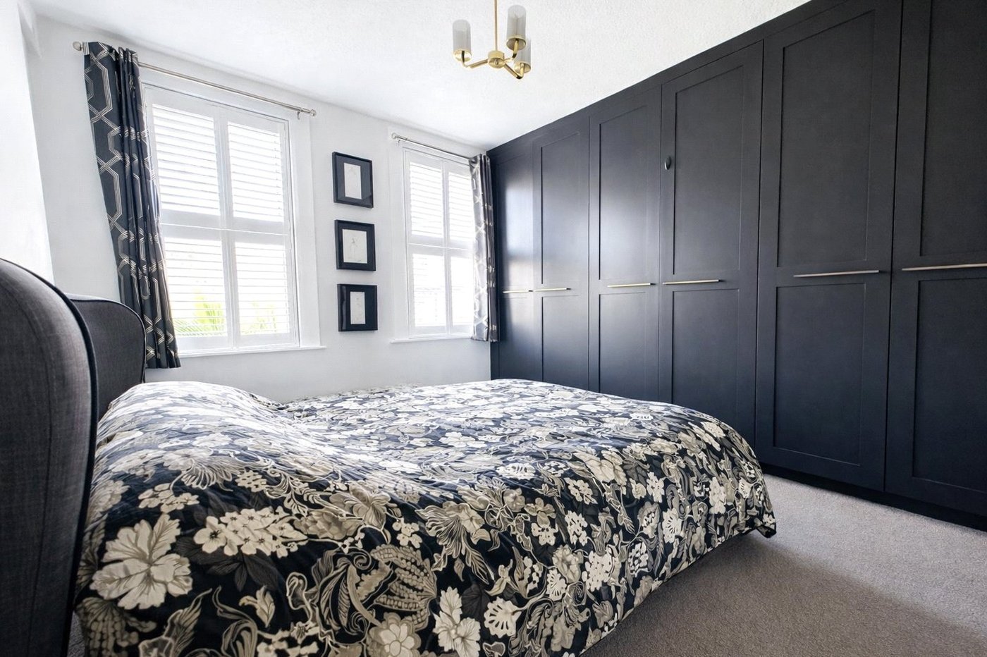 2 bedroom house for sale in London | Robinson Jackson