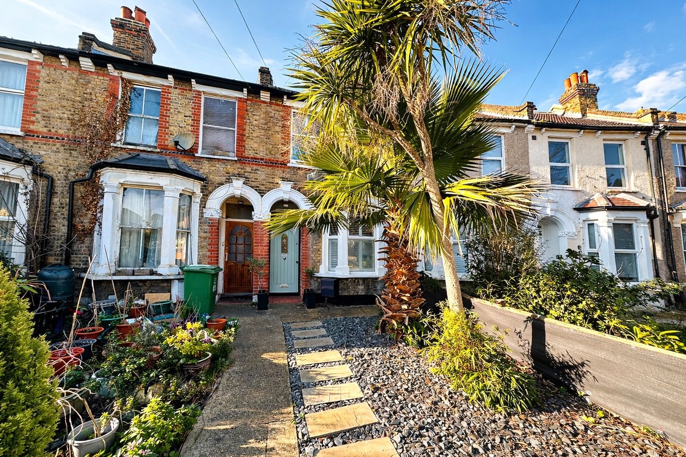 2 bedroom house for sale in London | Robinson Jackson
