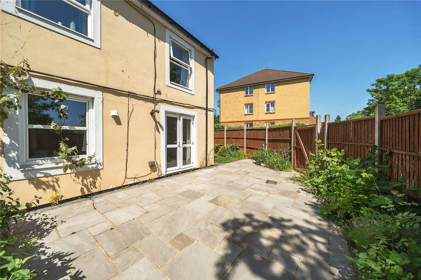 2 bedroom property for sale in London | Robinson Jackson