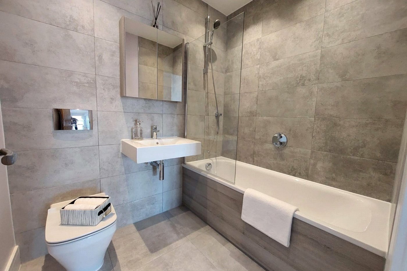 2 bedroom property for sale in London | Robinson Jackson