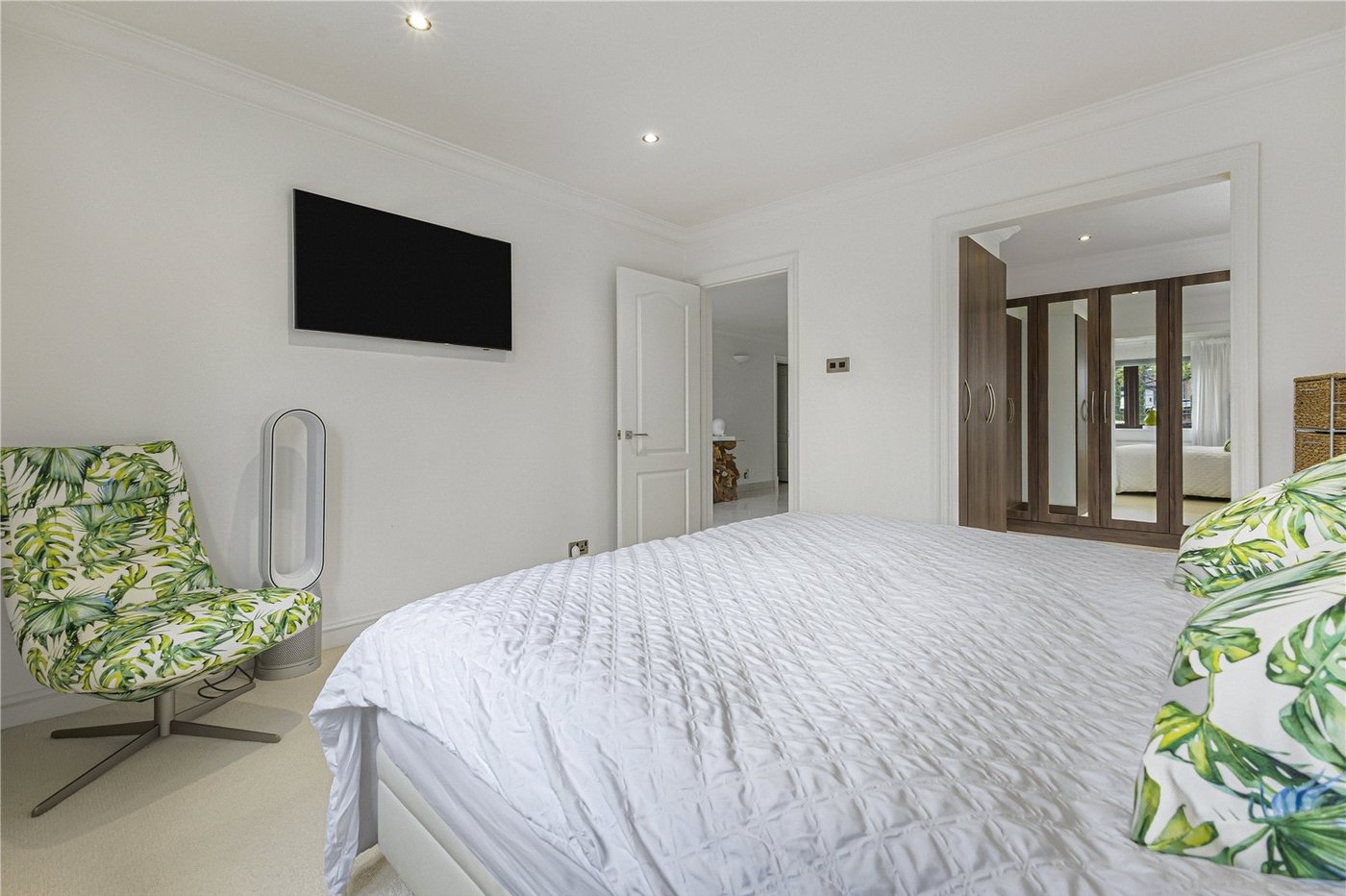 4 bedroom bungalow for sale in Rainham | Robinson Michael & Jackson