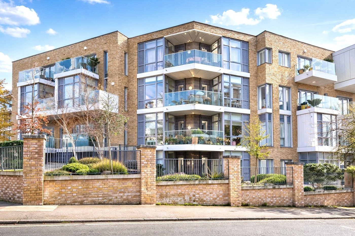 2 bedroom property for sale in London | Robinson Jackson