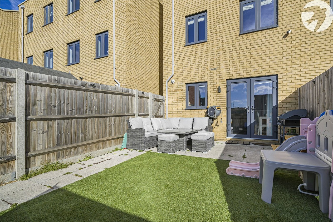 3 bedroom property for sale in Castle Hill | Robinson Jackson