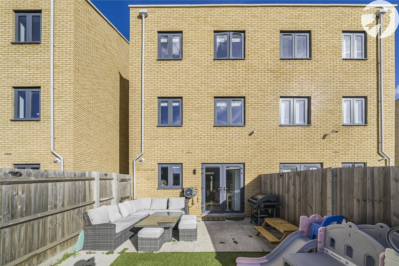 3 bedroom property for sale in Castle Hill | Robinson Jackson