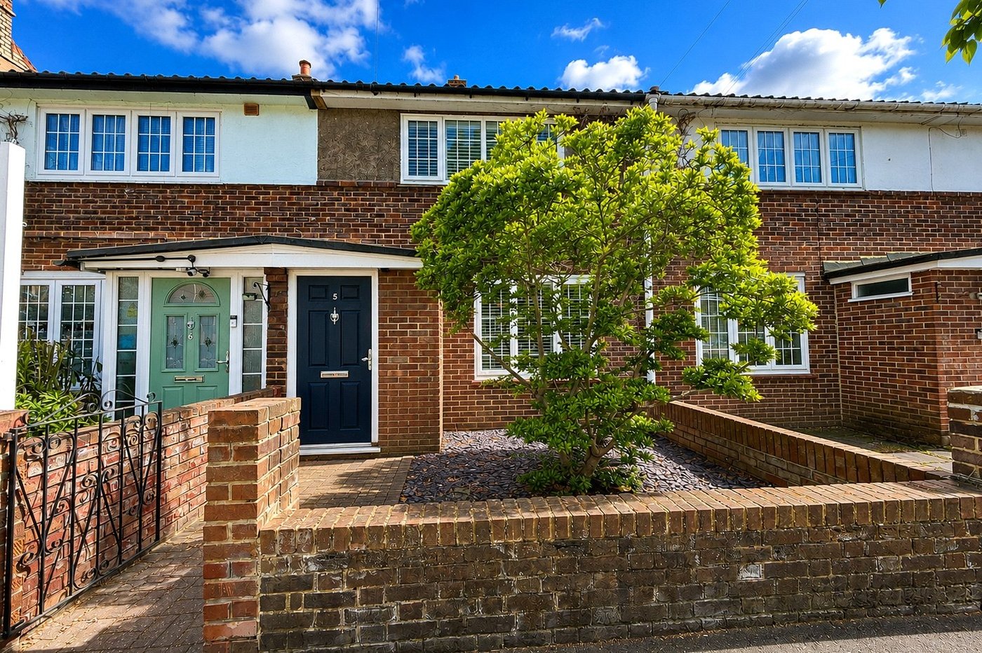 2 bedroom house for sale in London | Robinson Jackson