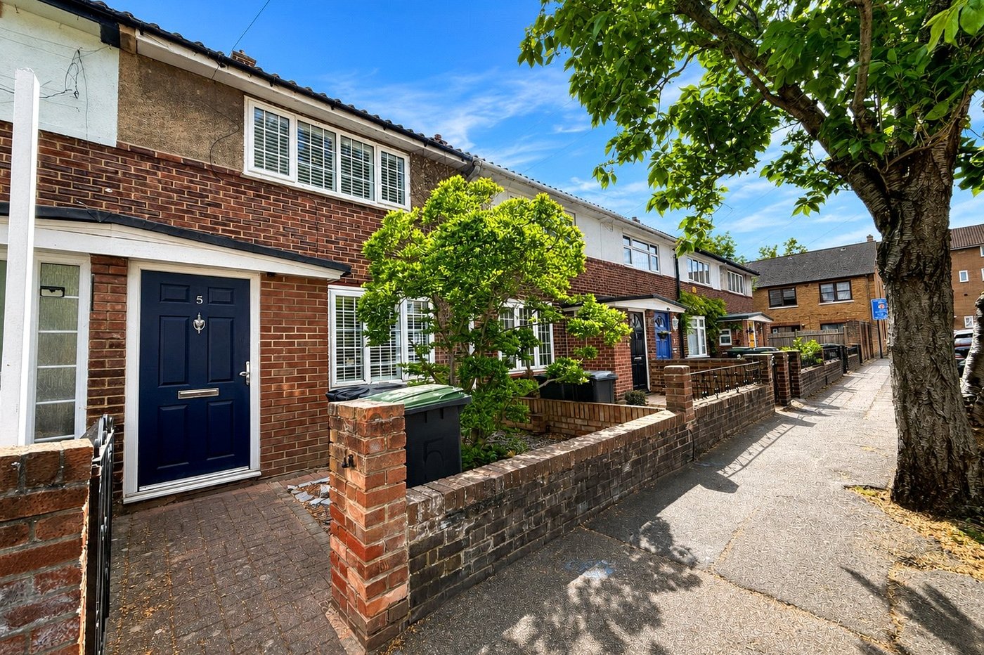 2 bedroom house for sale in London | Robinson Jackson