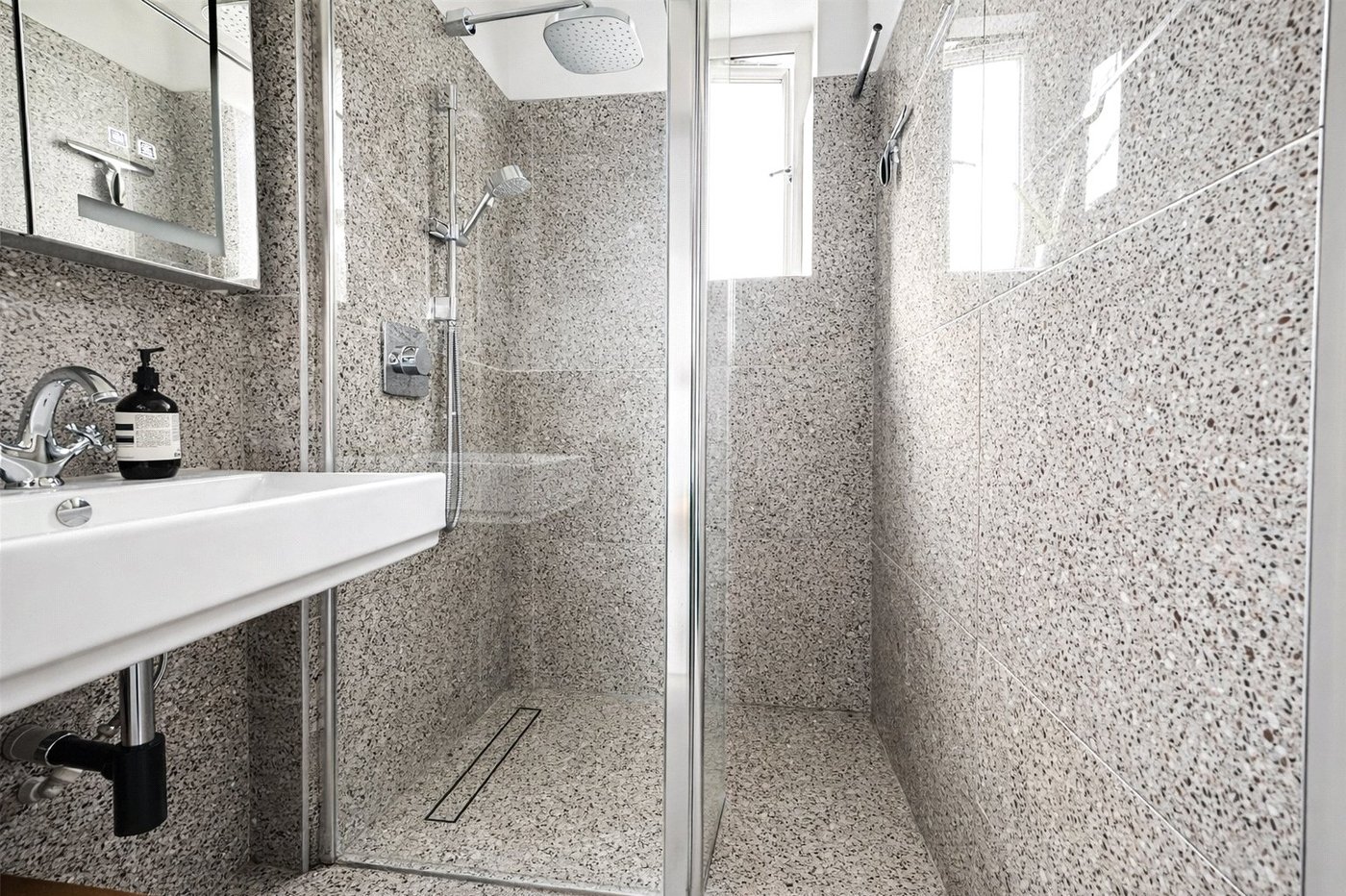 2 bedroom property for sale in London | Robinson Jackson