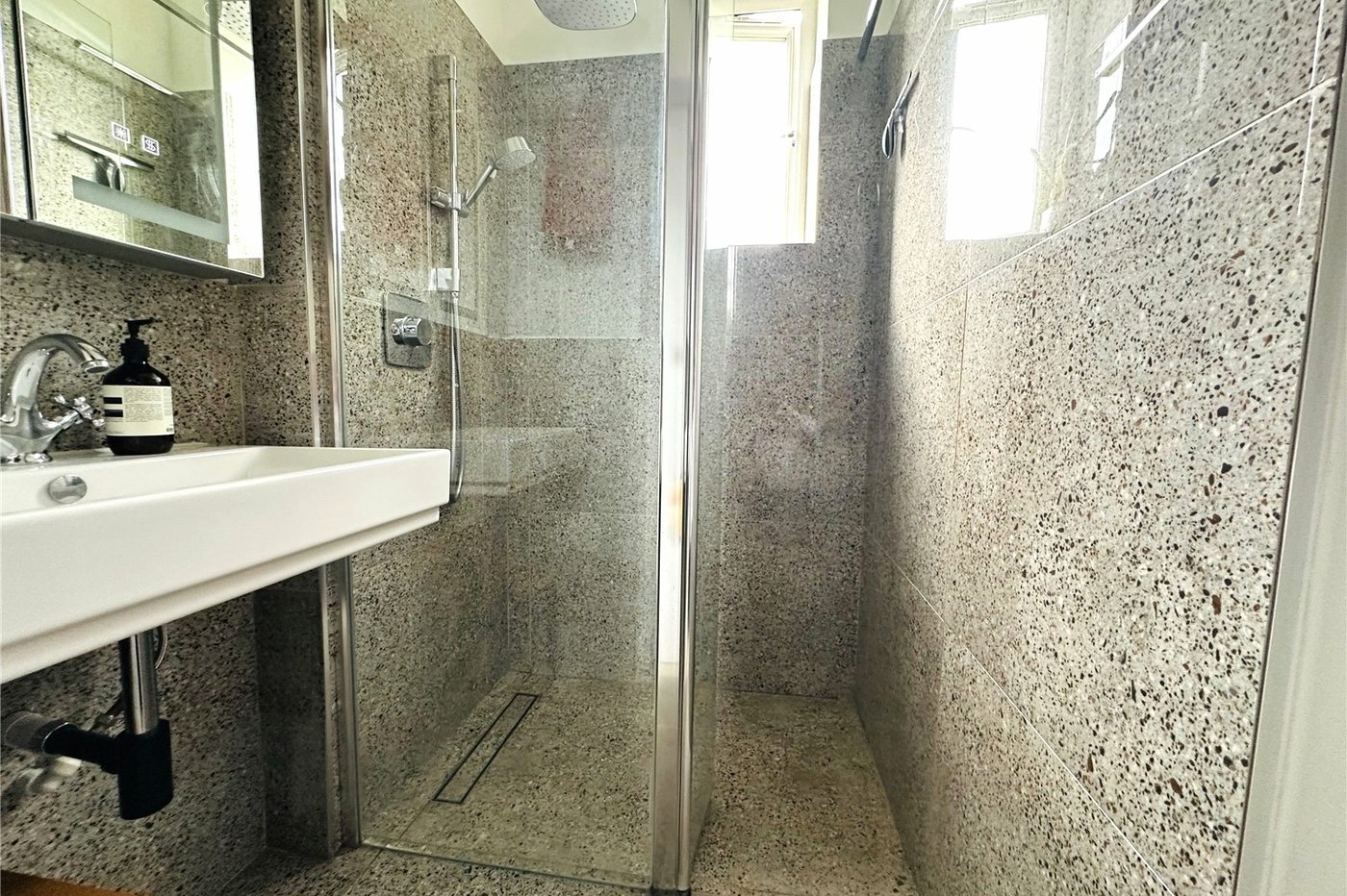 2 bedroom property for sale in London | Robinson Jackson