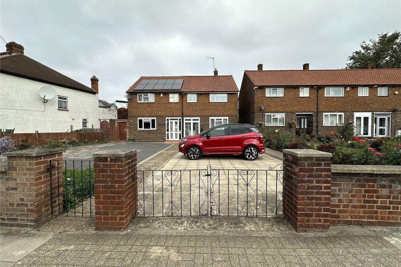 3 bedroom house for sale in London | Robinson Jackson